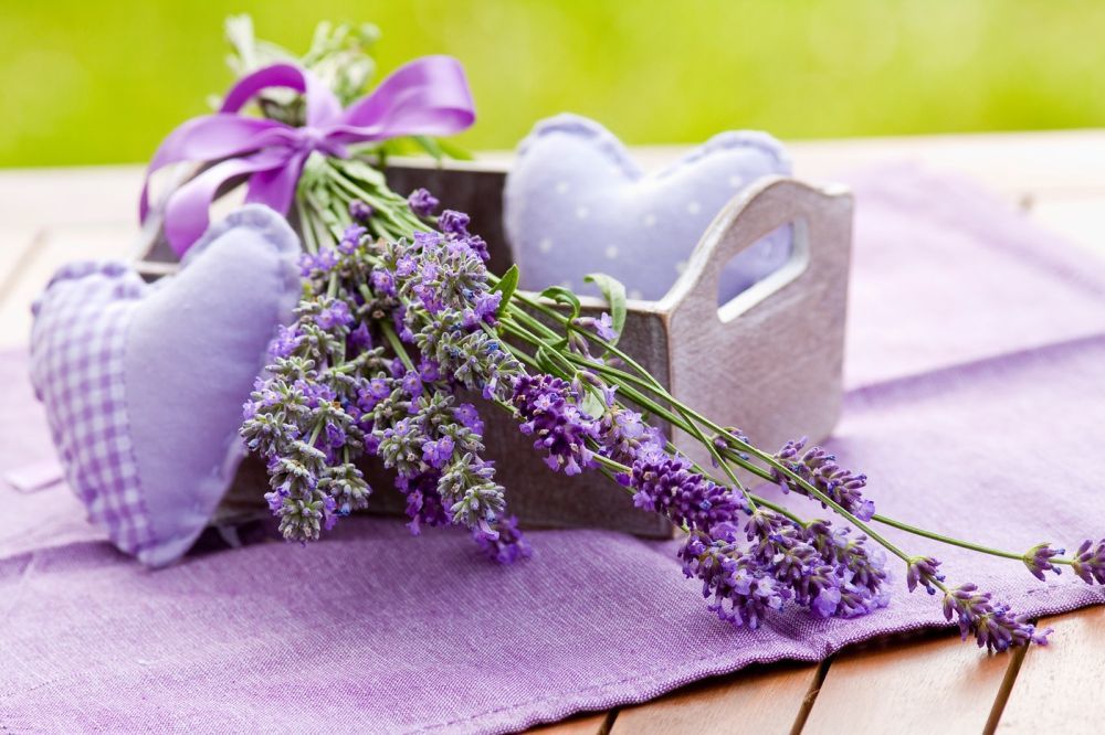 Suvi cvetovi lavande stavljaju se u pamučne vrećice i koriste u aromaterapiji i za opuštajuće kupke
