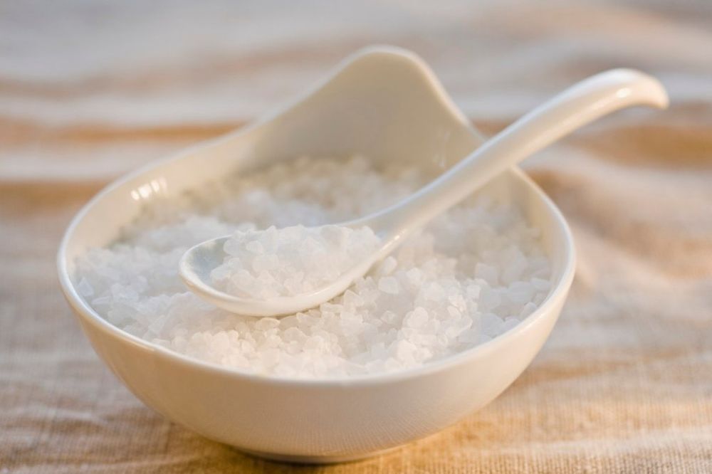 NOVO ISTRAŽIVANJE POTVRĐUJE: Nekontrolisano soljenje hrane povećava rizik do kardiovaskularnih oboljenja za 20 %