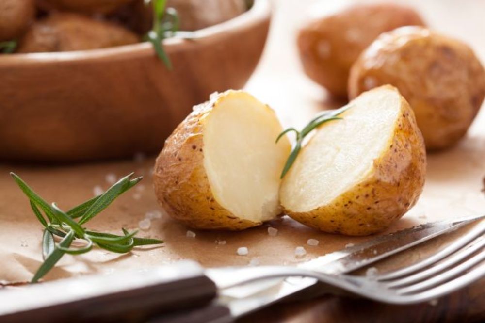 Drugi pak tvrde krompir blagotvorno doprinosi unosu hranljivih materija kao što su vlakna i vitamin C
