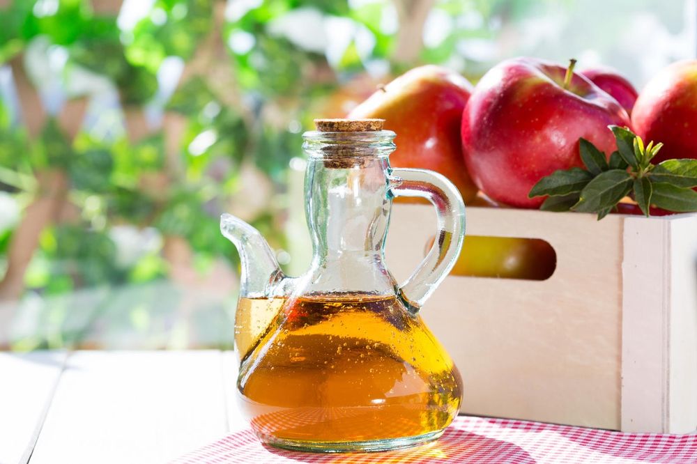 Jabukovo sirće deluje kao prirodni dezodorans jer uništava bakterije. 