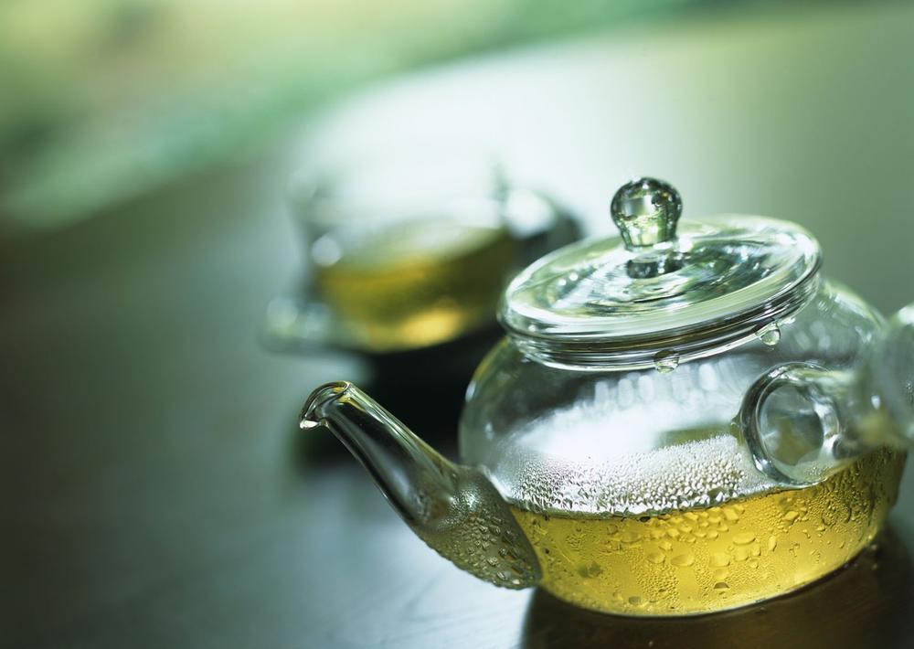 Da biste izgledali i osećali se mlađe ove godine, pokušajte da dodate šolju zelenog čaja u svoju dnevnu rutinu.