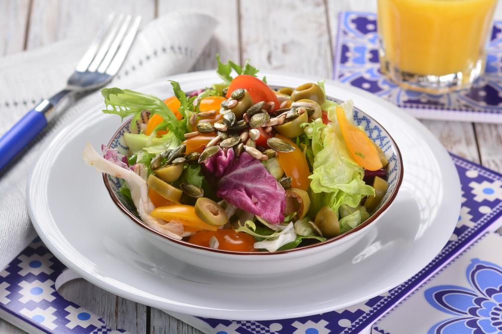 Salata sadrži vlakna i zdrave masti koje mogu da uspore varenje, poboljšaju nivo šećer u krvi i održavaju sitost