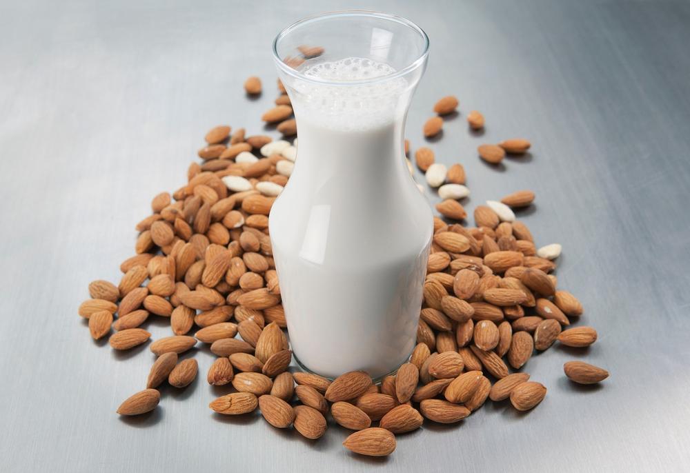 bademovo mleko je bogato ne samo magnezijumom već i niacina, vitamina E i zdravih mononezasićenih masti.