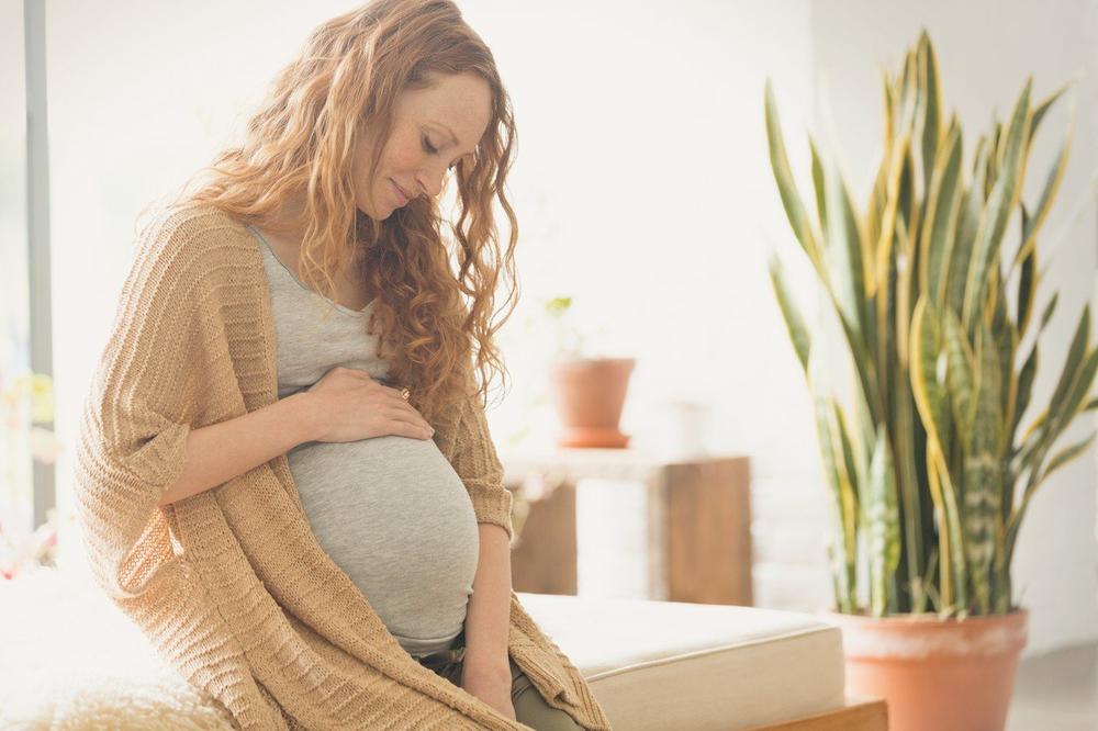 MOGUĆE POSLEDICE MAJČINSTVA U POZNIM GODINAMA: Rast dojki u trudnoći kod starijih majki povećava rizik od RAKA