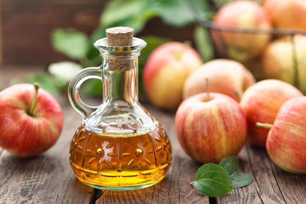 Konzumiranje jabukovog sirćeta pre jela može pomoći u sprečavanju naglog rasta šećera u krvi nakon obroka