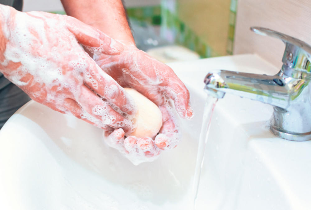 Temeljno pranje ruku može pomoći u sprečavanju prenosa bakterija salmonele u usta ili hranu koju pripremate