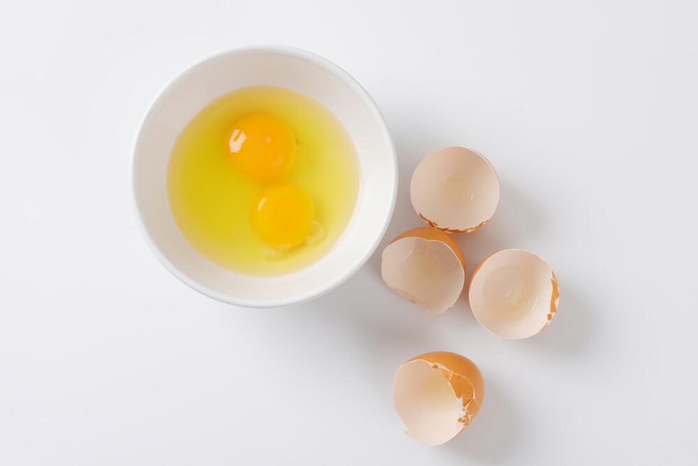 Sveže jaje ima čvrsto i ispupčeno žumance i gusto i mutno belo.