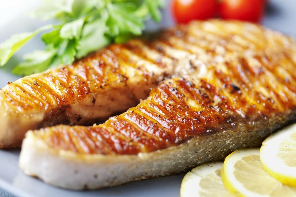 Obrok koji sadrži losos, brokoli i sir obezbeđuje zdravu dozu vitamina K1 i K2. 