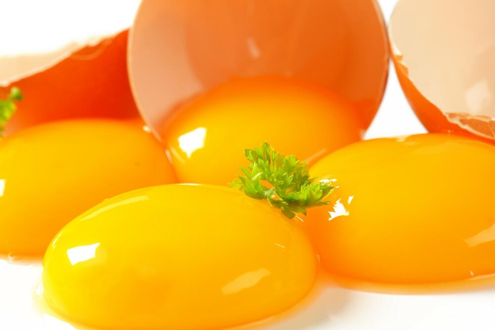 Konzumiranje celog jajeta obezbeđuje unos vitamina D, B12 i minerala