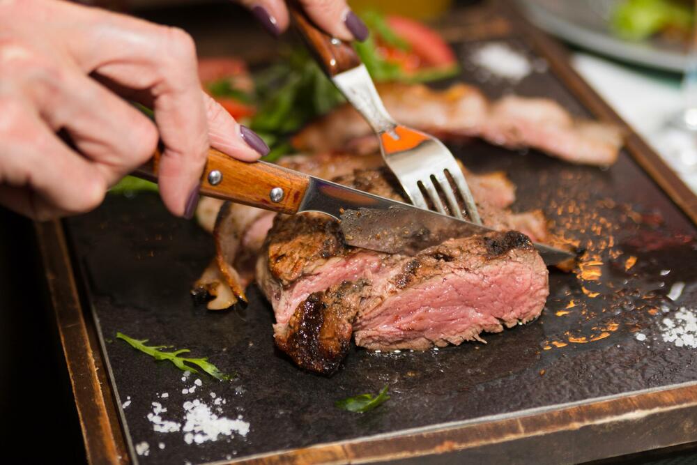 Crveno meso takođe sadrži omega-6 masne kiseline, koje mogu doprineti upali ako se konzumira u prekomernoj količini