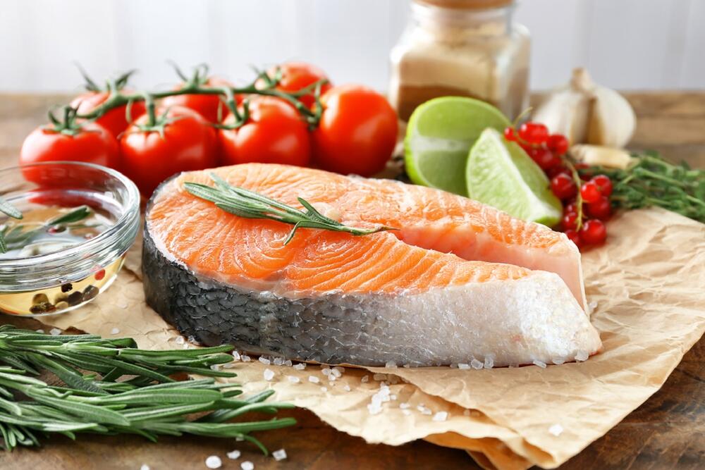 Losos sadrži omega-3 masne kiseline koje smanjuju nivo lošeg holesterola 