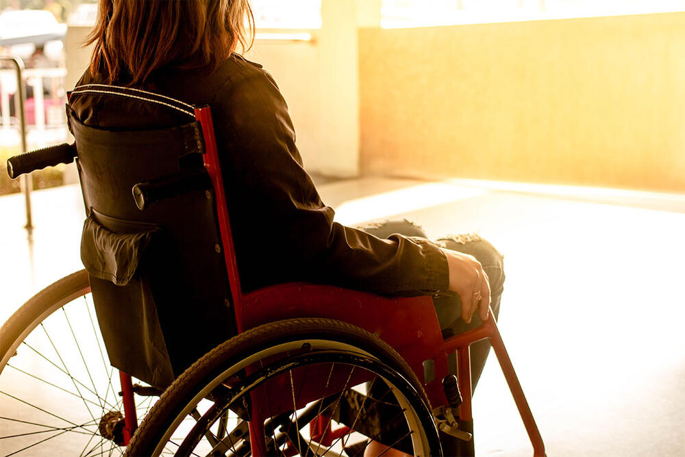 invalidska kolica, žena u invalidskim kolicima