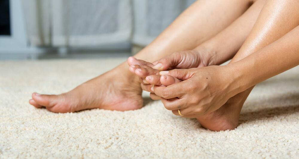 Pored uočljive izbočine na stopalu javljaju se bol i osetljivost, crvenilo,  upala, i gruba koža