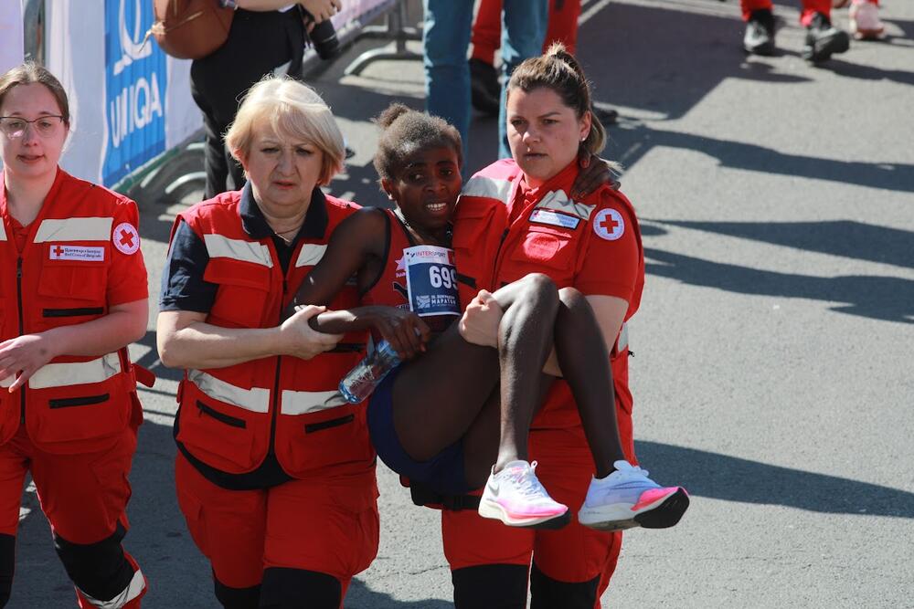 Doktorka Obradović i Nevena Živić, volonterka Crvenog krsta, sa takmičarkom maratona Lusi Mavija Muli, koja je kolabirala.