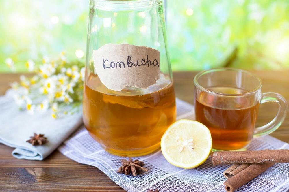 Kombuča je gazirani, fermentisani napitak koji se pravi kombinovanjem čaja, šećera i 'simbiotske kulture bakterija i kvasca
