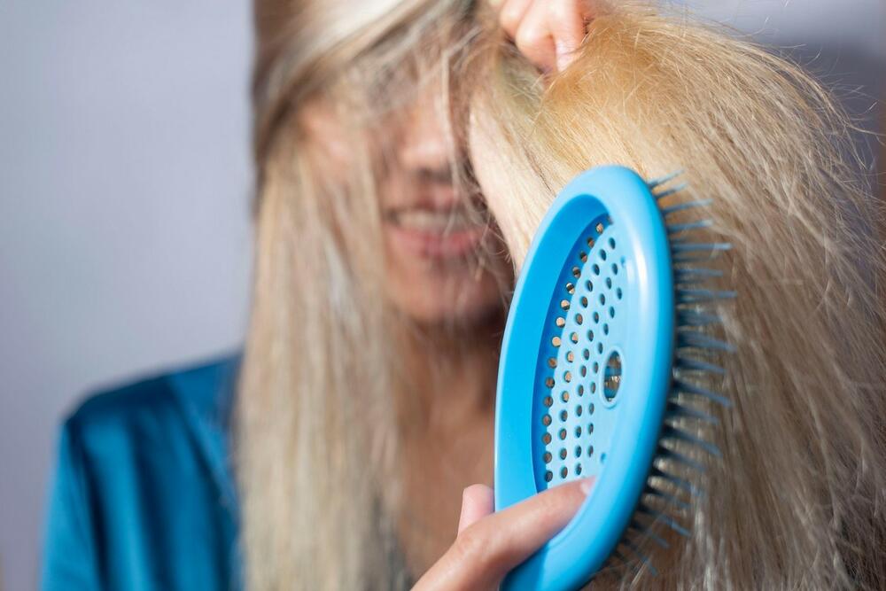 Nepravilno nanošenje i uklanjanje suvog šampona takođe može povećati rizik od lomljenja kose