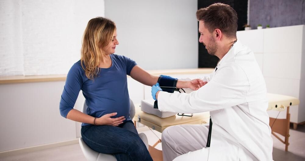 Bebe čije su majke imale hroničnu hipertenziju pre, tokom ili posle trudnoće imale su 73 % povećan rizik o kasnije hronične hipertenzije
