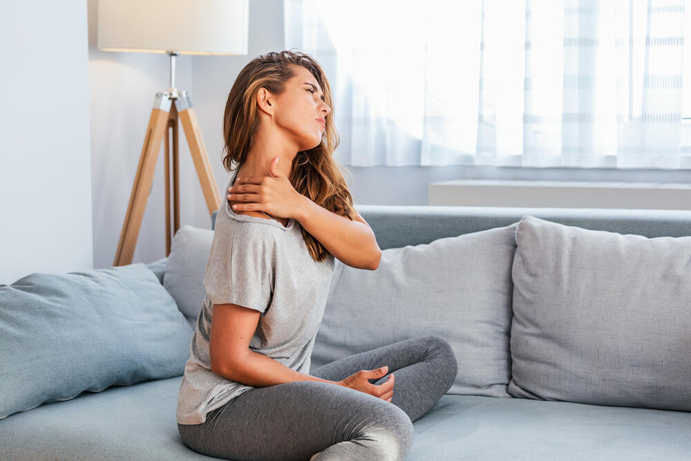 Bol u vratu često je uzrokovan lošim držanjem i dugotrajnim sedenjem ili stajanjem 