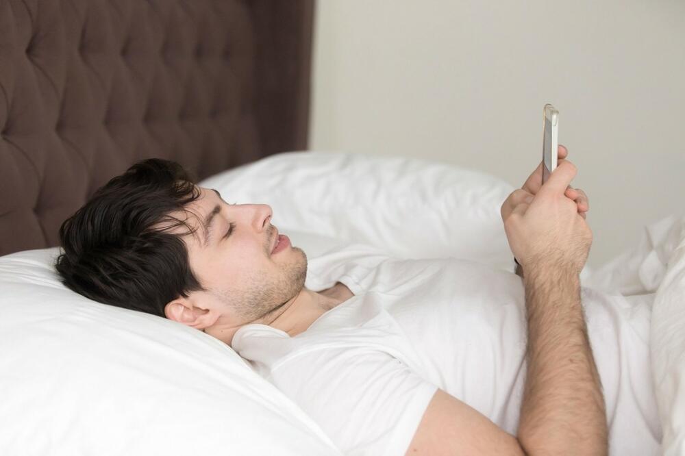 Mnogi zbog korišćenja telefona često ostaju dugo budni ili to bude prva stvar za kojom posegnu ujutro