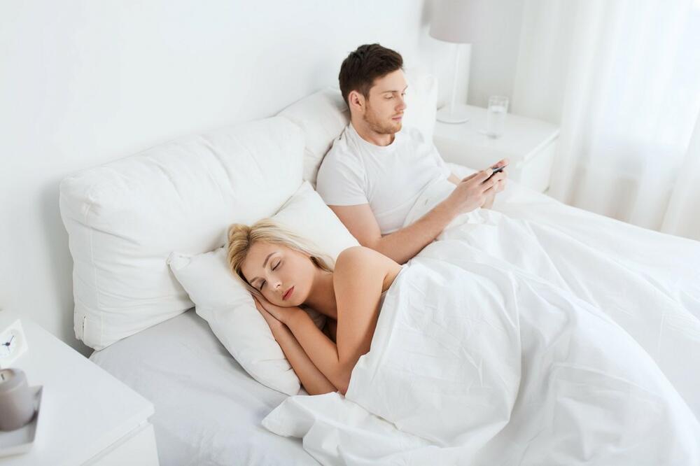IZLAGANJA VEŠTAČKOM SVETLU PRE SPAVANJA UNIŠTAVA SPERMATOZOIDE: Mobilne telefone ostavite van spavaće sobe