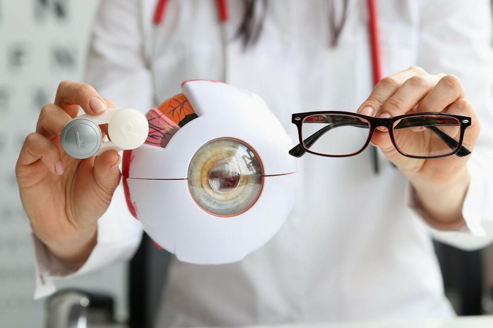 Kod bilo kakvih promena na oku ili vidu, pregled oftalmologa je obavezan kako bi se utvrdio uzrok