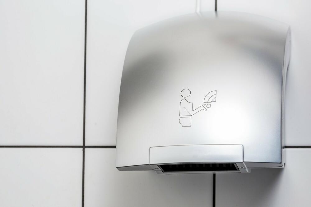 Sušilica za ruke izvlači kontaminirani vazduh iz toaleta 
