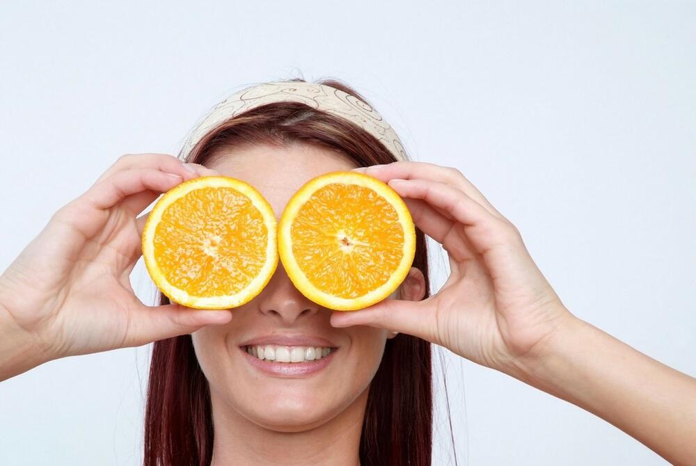 Preporučena dnevna doza vitamina C prema Pravilniku o dodacima ishrani je 60 mg