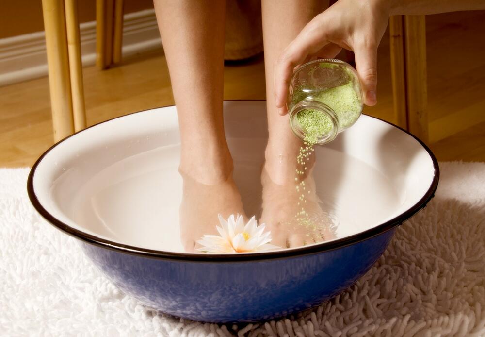 Potopite noge u toplu vodu sa sapunom u trajanju od 10 do 20 minuta, 3 do 4 puta dnevno dok se stanje ne poboljša