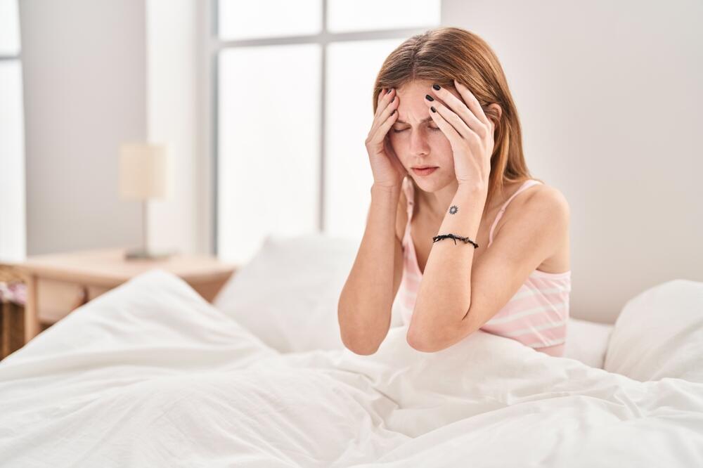 5 RAZLOGA ZBOG KOJIH SE BUDITE SA GLAVOBOLJOM: Proverite da li vas muči loš kvalitet sna, teška večera ili ANKSIOZNOST