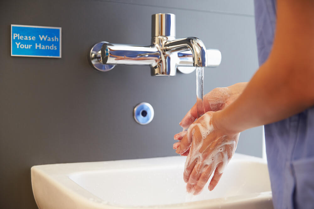 Preporučuje se korišćenje sapuna i tople vode jer sredstva za dezinfekciju ruku na bazi alkohola ne uništavaju bakteriju