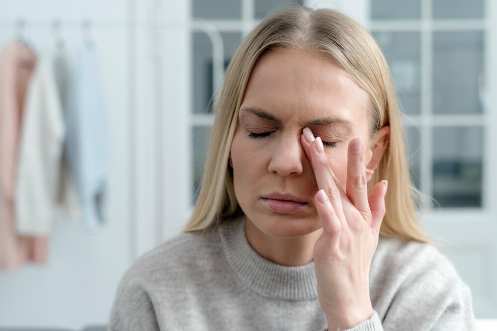 Simptomi suvog oka mogu ličiti na simptome alergije, ali tretman je drugačiji. 