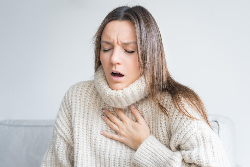 Pacijenti sa refluksom mogu imati hronični kašalj, bol u grudima i probleme sa disanjem.