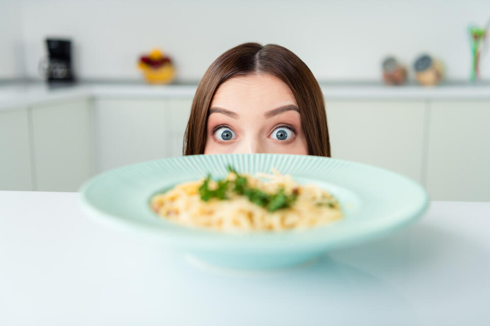 Promene u mozgu osobe koja se oseća usamljeno, mogu biti razlog zašto su neke žene podložnije lošem izboru hrane