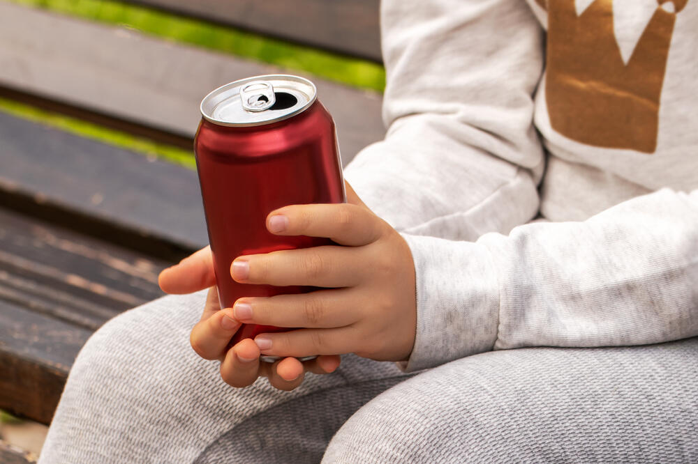 Deca koja piju energetska pića podložnija su mentalnim poremećajima: Od hiperaktivnosti do depresije i suicidalnih misli