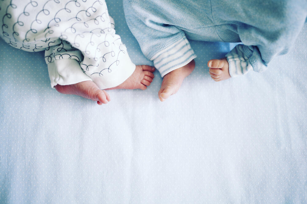 Bebe u velikoj opasnosti zbog jedne pogrešne navike roditelja: Evo gde nikada ne bi smele da spavaju