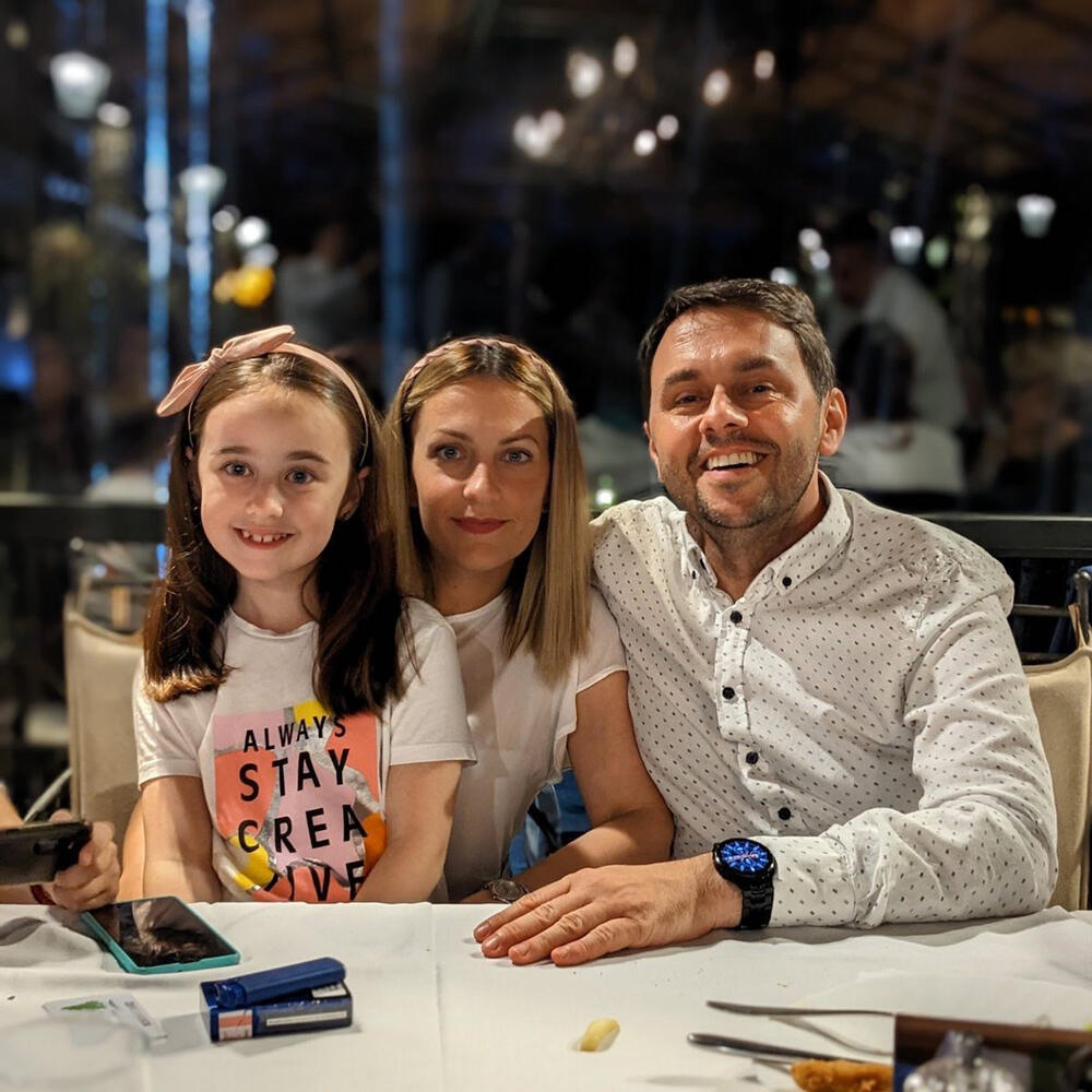 Mladen Todić sa suprugom i ćerkom