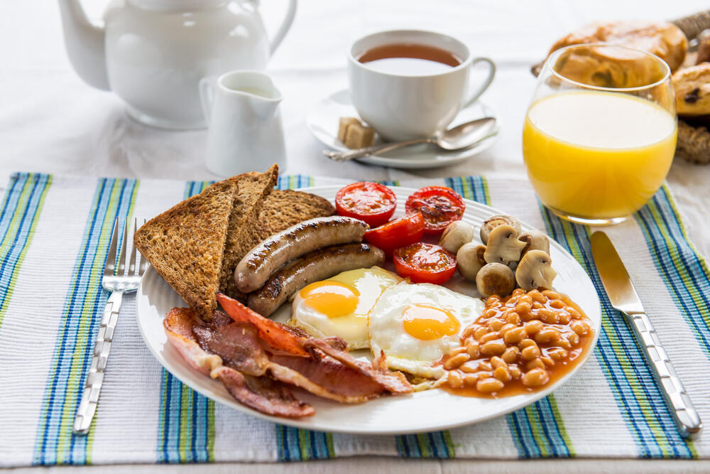 Najbolje je da izbegavate doručak sa visokim sadržajem zasićenih masti ili šećera, kao i pripremu hrane prženjem