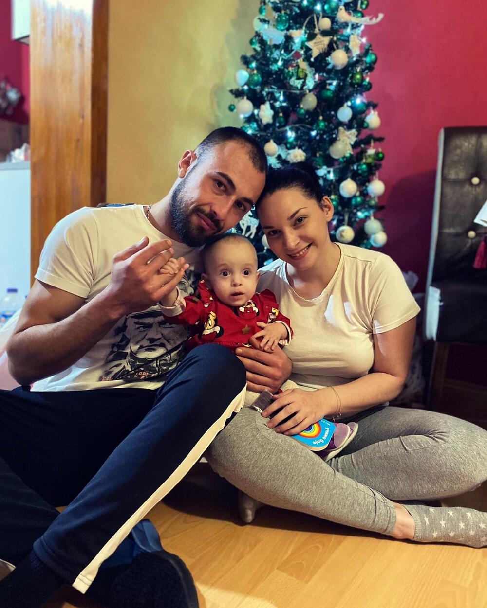 Aleksandar i Aleksandra Topalovic sa ćerkom Anikom