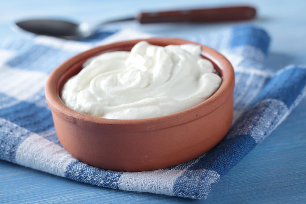 Grčki jogurt bez ikakvih aditiva ima dosta kalcijuma i proteina i bogat je cinkom, jodom i vitaminima B2, B12, D