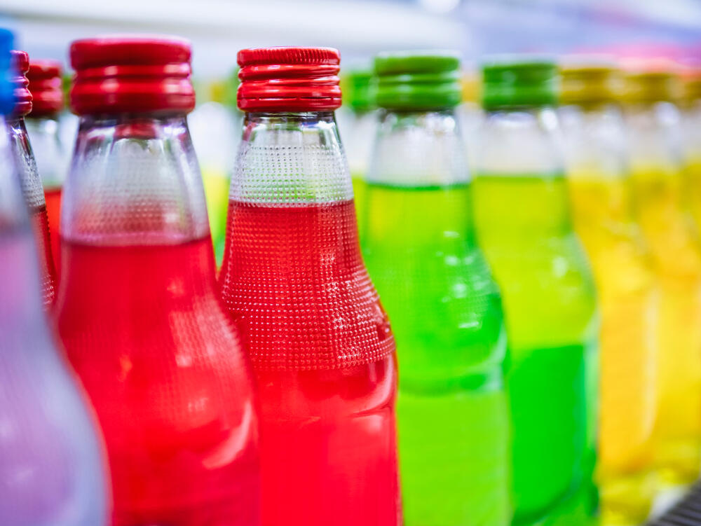 Stručnjaci savetuju da izbegavamo veštački zaslađena pića kao i obične šećere