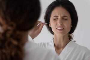 Zašto ne treba čistiti uši štapićima? Stručnjaci ukazuju na ozbiljne zdravstvene probleme