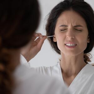 Zašto ne treba čistiti uši štapićima? Stručnjaci ukazuju na ozbiljne zdravstvene