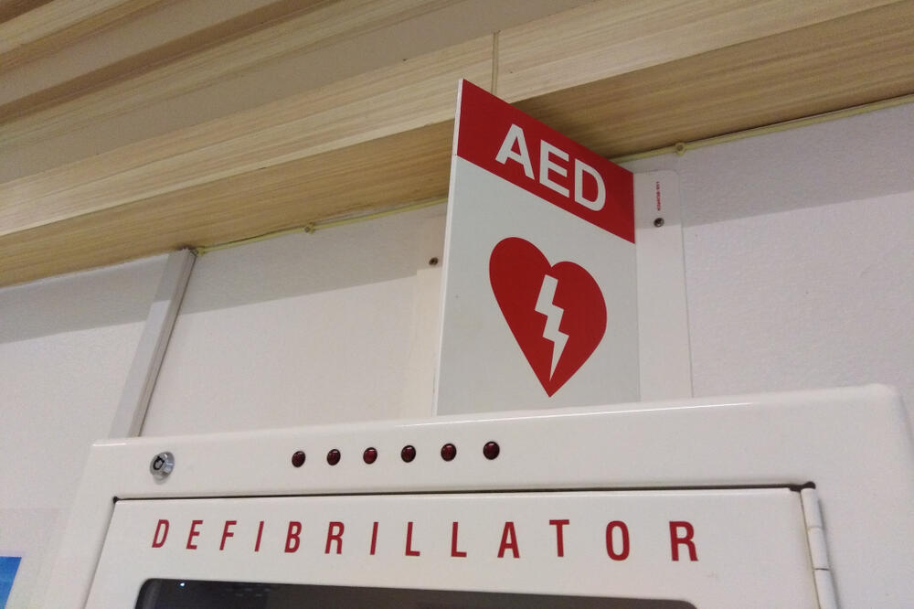 „Živ si gde je AED“: Crveni krst Beograda dobio aparate za spašavanje ljudi pogođenih srčanim udarom
