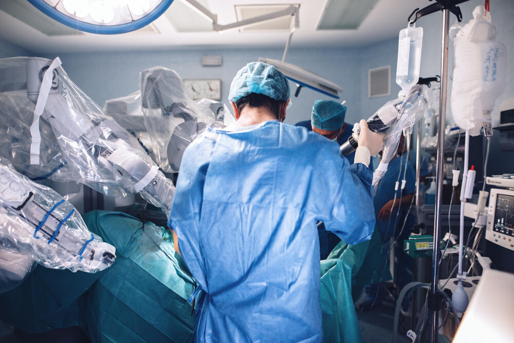 operacija uz pomoć robota, hirurška intervencija, operacija
