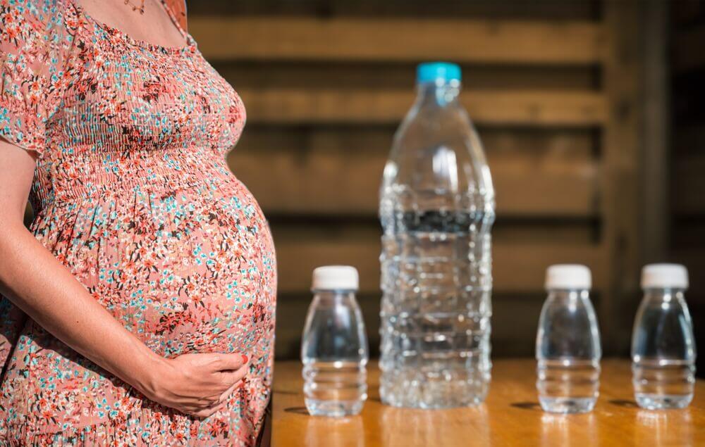 trudnica, mikroplastika, trudnica izložena mikroplastici, plastične flaše, trudna žena