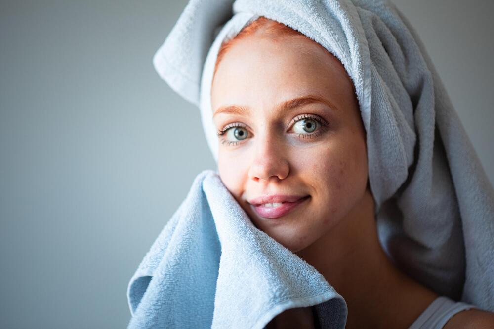 Razlog zbog kojeg se preporučuje uklanjanje šminke pre spavanja je taj što se može kombinovati sa uljem i mrtvim ćelijama kože da začepi pore