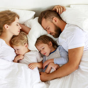 Kada je vreme da dete prestane da spava sa roditeljima: Evo kako da ova