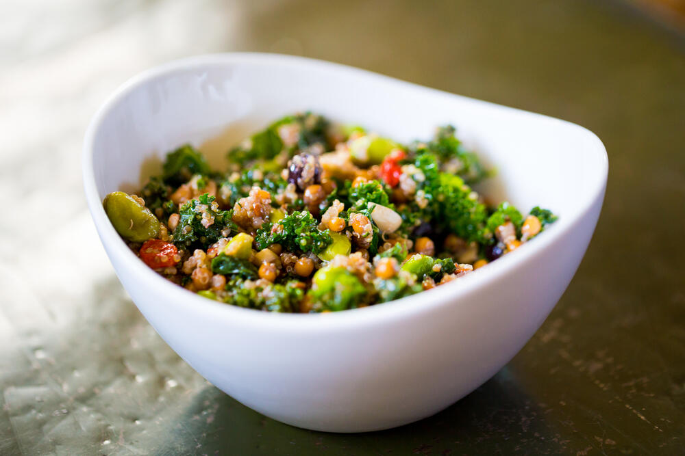 ovakva salata od kinoe može zameniti obrok zbog svojih hranljivih sastojaka