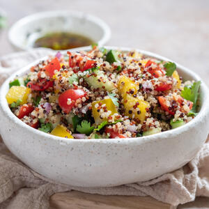 Mediteranska salata sa kinoom: Korisna je za regulaciju holesterola, pritiska,