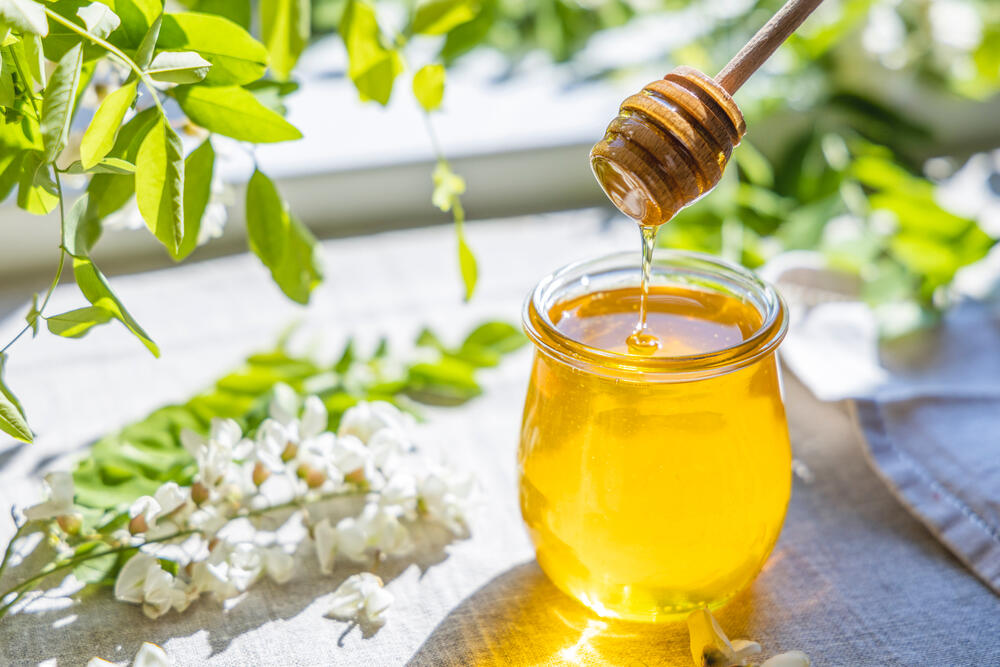 Oni koji su alergični na pčele ili med zbog moguće alergijske reakcije, treba da izbegavaju bagremov med